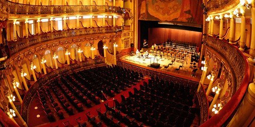 Mas.. você só faz Teatro, ou trabalha também?